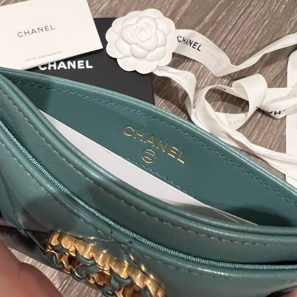 CHANEL Teal Quilted Leather Card Holder with Gold CC Logo - Picture 6 of 7